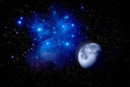 مقارنه ماه و خوشه پروین در آسمان ایران